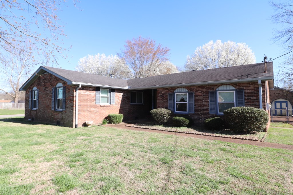 110 GRAPEVINE RD. – HENDERSONVILLE - JUST OFF OF INDIAN LAKE BLVD.!!!